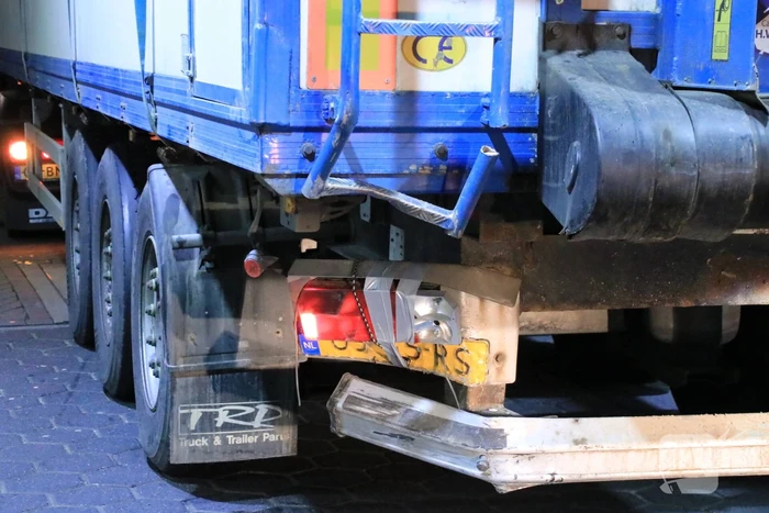 Auto achterstevoren tegen vangrail op snelweg