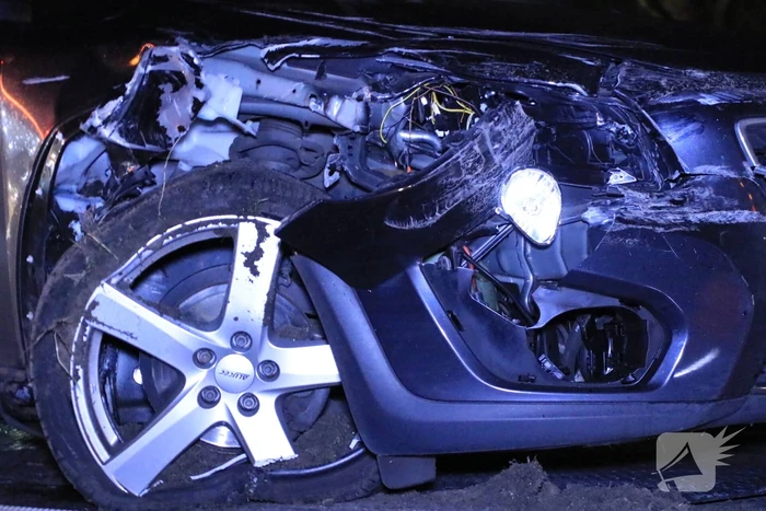 Auto achterstevoren tegen vangrail op snelweg