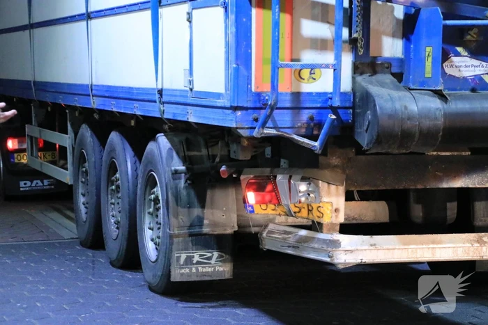 Auto achterstevoren tegen vangrail op snelweg