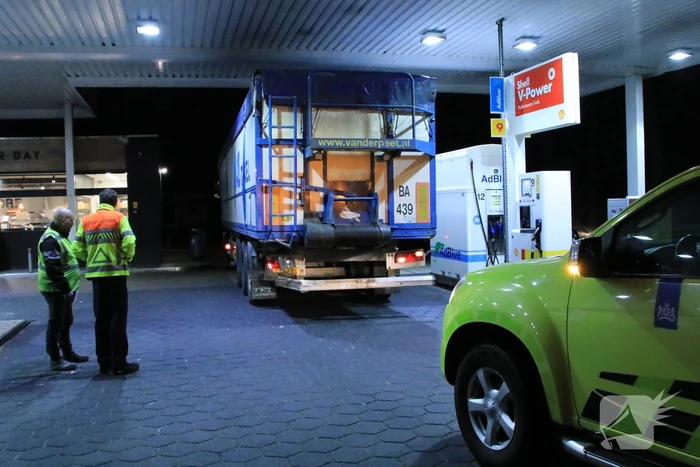 Auto achterstevoren tegen vangrail op snelweg