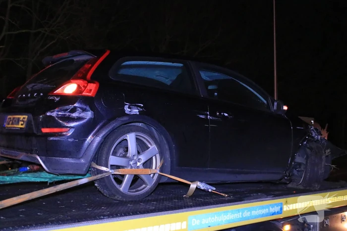 Auto achterstevoren tegen vangrail op snelweg