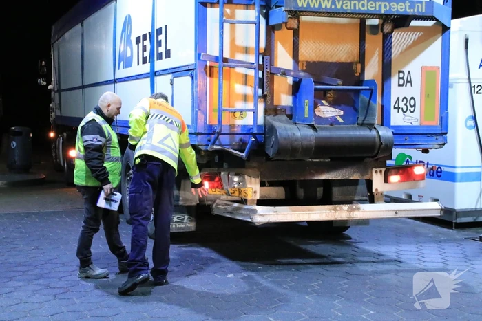 Auto achterstevoren tegen vangrail op snelweg