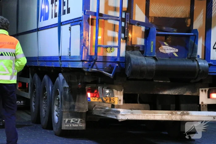 Auto achterstevoren tegen vangrail op snelweg