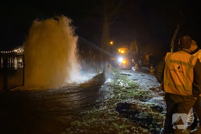 Hoofd waterleiding gesprongen, reparatie duurt uren