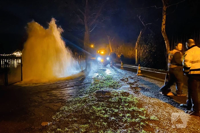 Hoofd waterleiding gesprongen, reparatie duurt uren