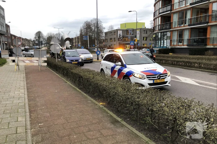 Voorwiel van auto breekt af op rotonde