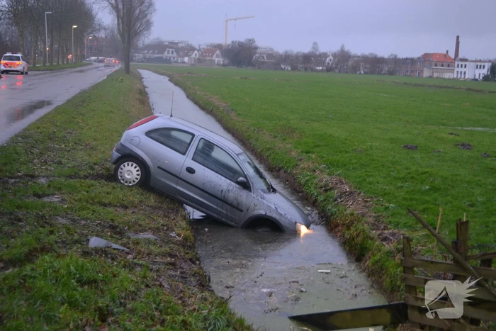 Auto vliegt uit de bocht en belandt in de sloot