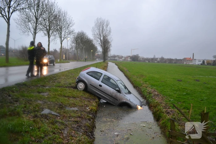 Auto vliegt uit de bocht en belandt in de sloot