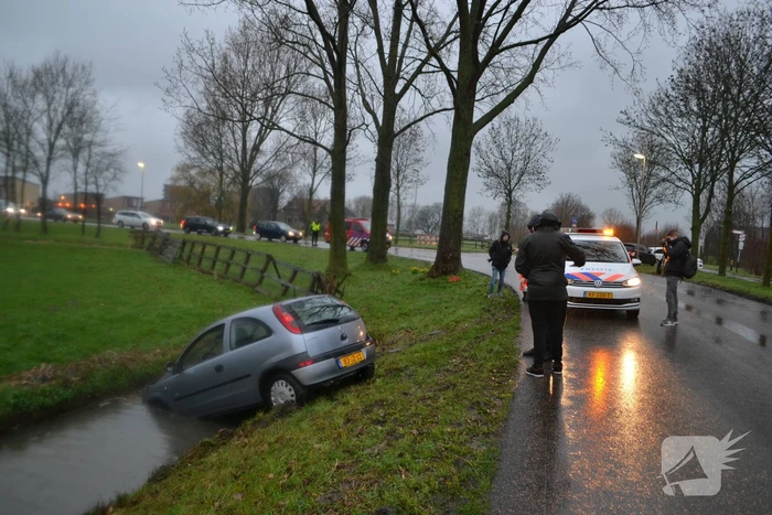 Auto vliegt uit de bocht en belandt in de sloot