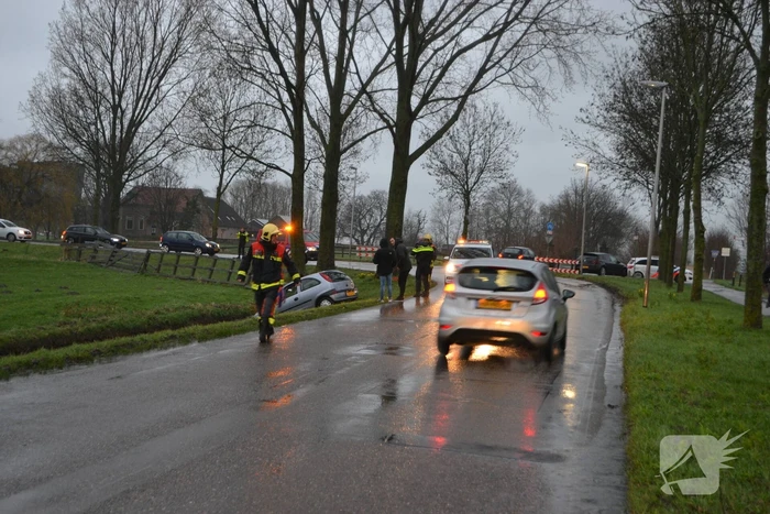 Auto vliegt uit de bocht en belandt in de sloot