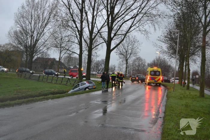 Auto vliegt uit de bocht en belandt in de sloot