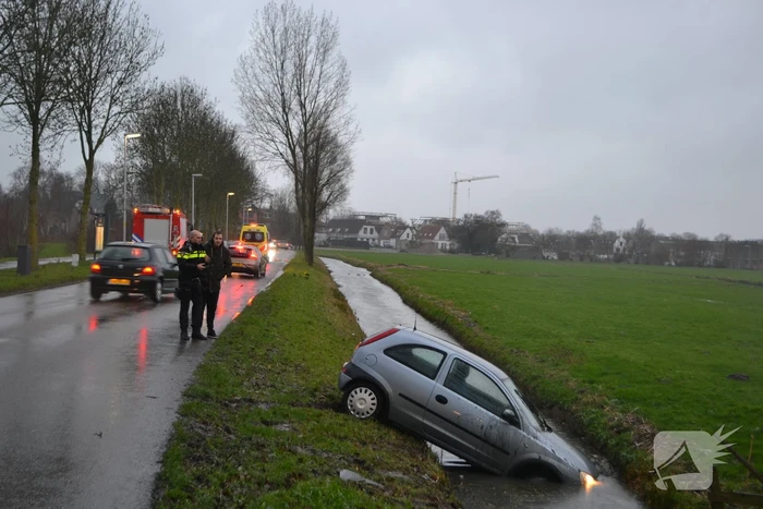 Auto vliegt uit de bocht en belandt in de sloot
