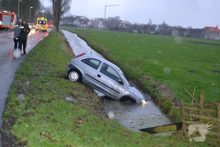 Auto vliegt uit de bocht en belandt in de sloot