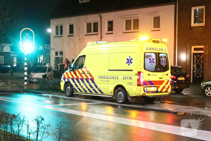 Brommobiel belandt op fietspad na botsing met boom