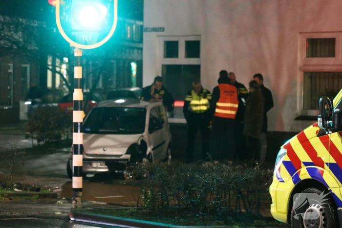 Brommobiel belandt op fietspad na botsing met boom