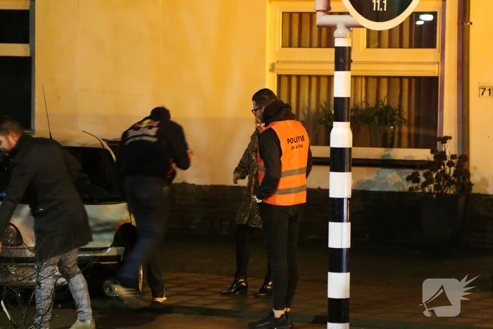 Brommobiel belandt op fietspad na botsing met boom