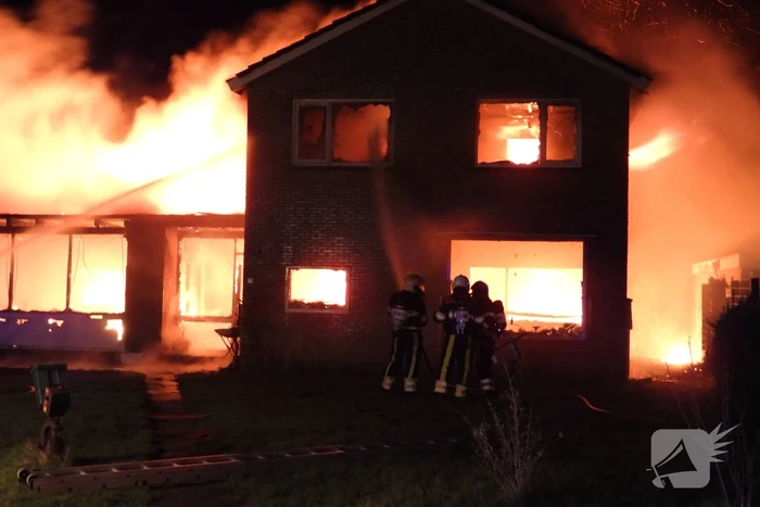 Bedrijfspand met woonhuis gaan in vlammen op