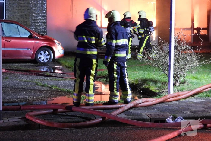 Bedrijfspand met woonhuis gaan in vlammen op