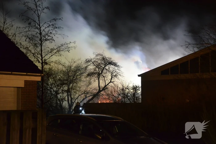 Bedrijfspand met woonhuis gaan in vlammen op