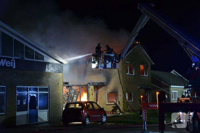 Bedrijfspand met woonhuis gaan in vlammen op
