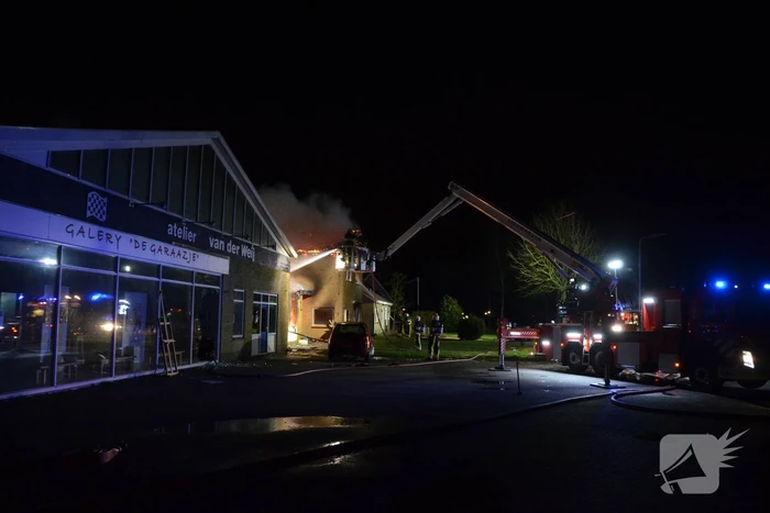 Bedrijfspand met woonhuis gaan in vlammen op