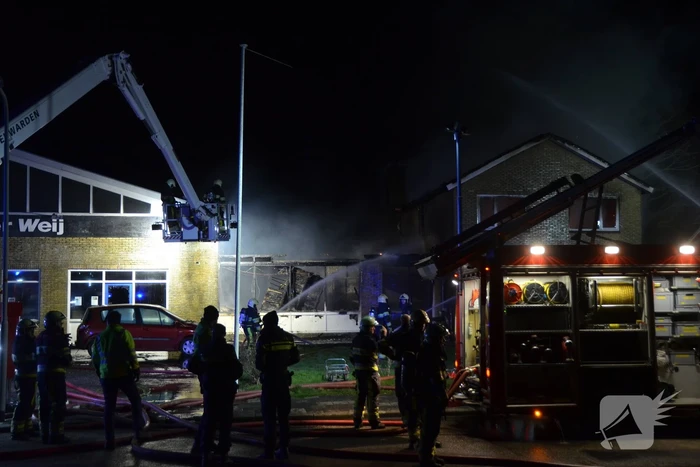 Bedrijfspand met woonhuis gaan in vlammen op