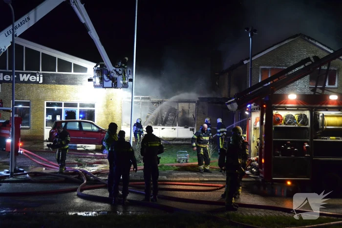 Bedrijfspand met woonhuis gaan in vlammen op