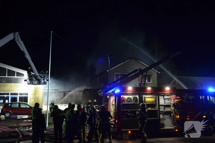 Bedrijfspand met woonhuis gaan in vlammen op