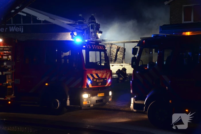 Bedrijfspand met woonhuis gaan in vlammen op