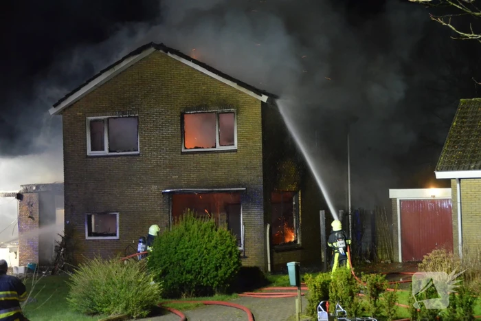 Bedrijfspand met woonhuis gaan in vlammen op