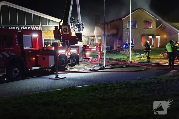 Bedrijfspand met woonhuis gaan in vlammen op