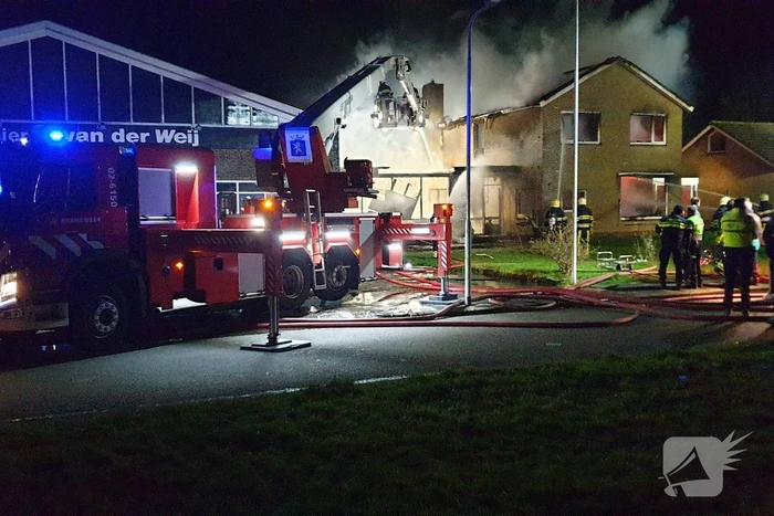 Bedrijfspand met woonhuis gaan in vlammen op