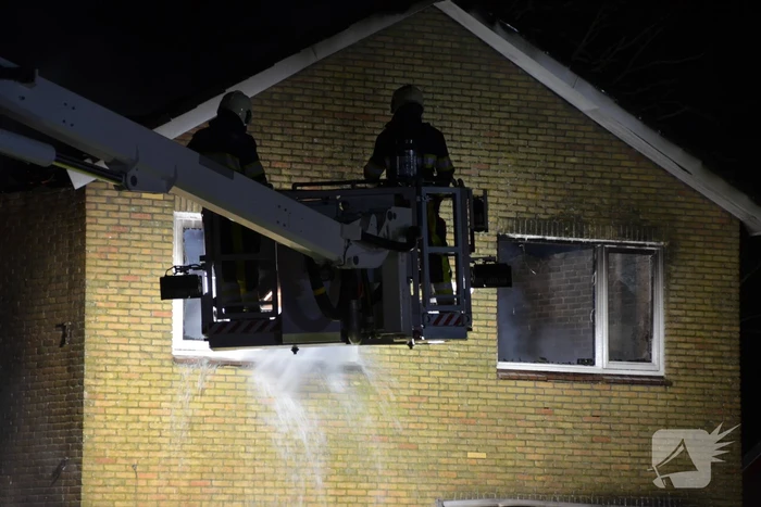 Bedrijfspand met woonhuis gaan in vlammen op