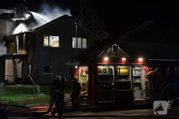 Bedrijfspand met woonhuis gaan in vlammen op