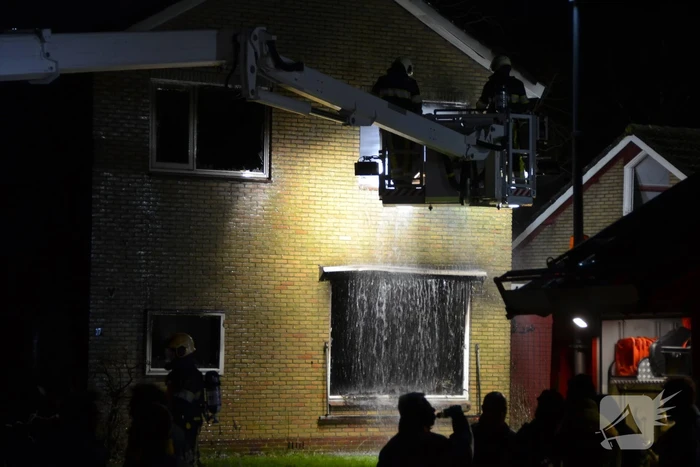 Bedrijfspand met woonhuis gaan in vlammen op