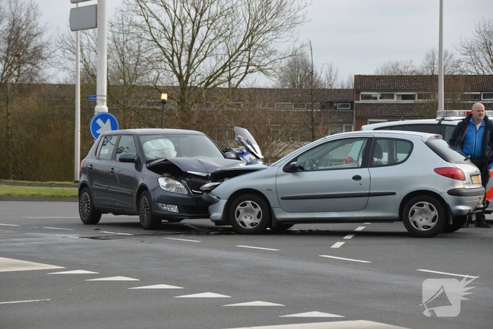 Persoon gewond bij frontale botsing