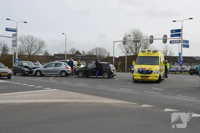 Persoon gewond bij frontale botsing
