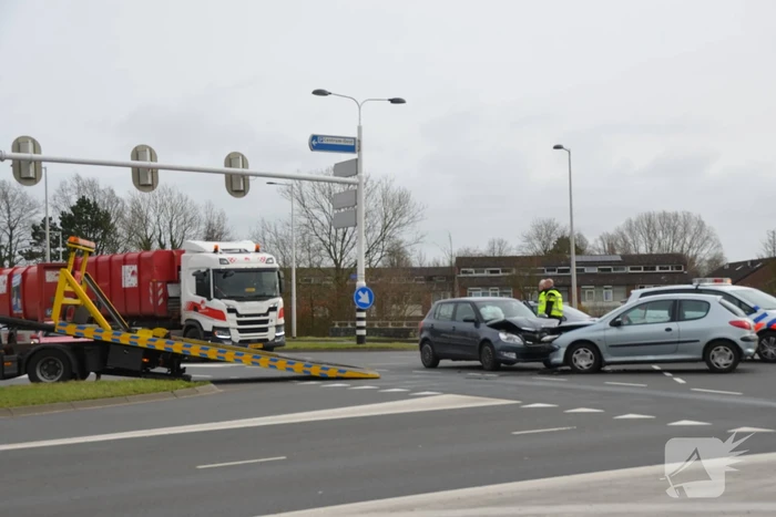 Persoon gewond bij frontale botsing