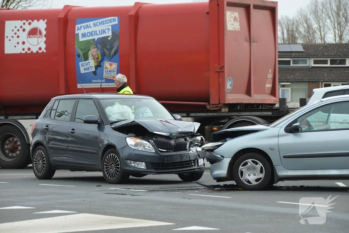 Persoon gewond bij frontale botsing