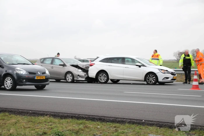 Meerdere auto's beschadigd na kop-staartaanrijding