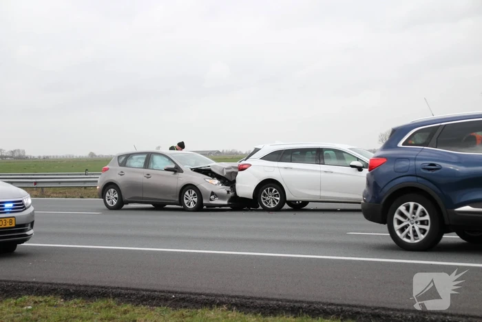 Meerdere auto's beschadigd na kop-staartaanrijding