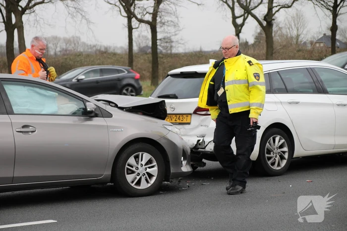 Meerdere auto's beschadigd na kop-staartaanrijding