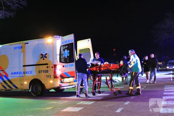 Auto op zijn kant na botsing tegen lantarenpaal