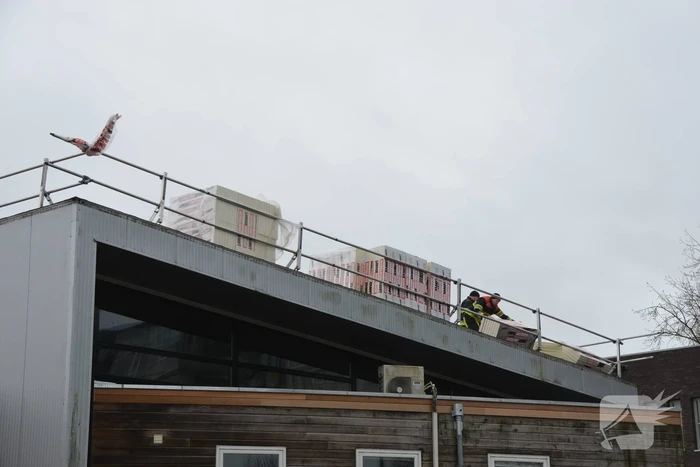 Materiaal waait van dak brandweerkazerne