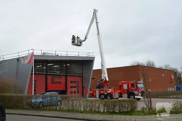 Materiaal waait van dak brandweerkazerne