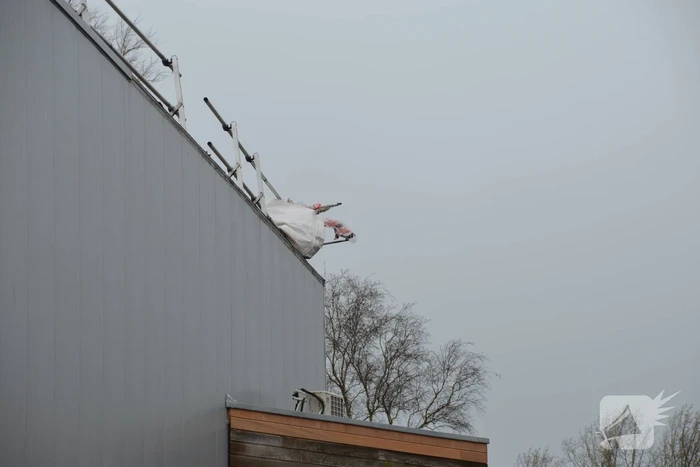 Materiaal waait van dak brandweerkazerne