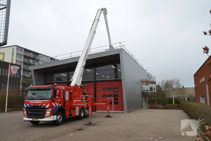 Materiaal waait van dak brandweerkazerne