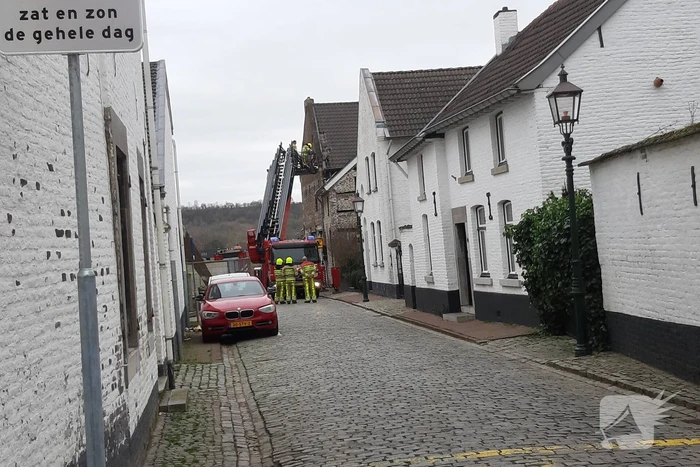 Losliggende dakpannen door brandweer verwijderd