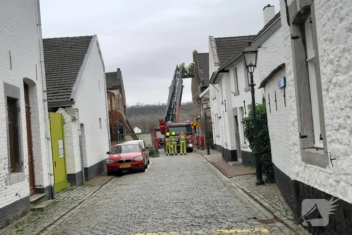 Losliggende dakpannen door brandweer verwijderd