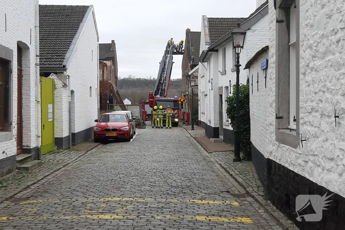 Losliggende dakpannen door brandweer verwijderd